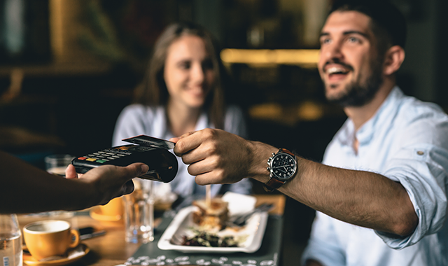 Pagamento in contanti VS pagamento con carta